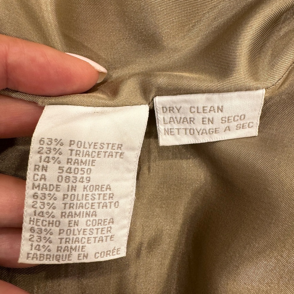 Jones of New York 3 button pantsuit! Slim fitting w/lightly padded shoulders! - Picture 3 of 8